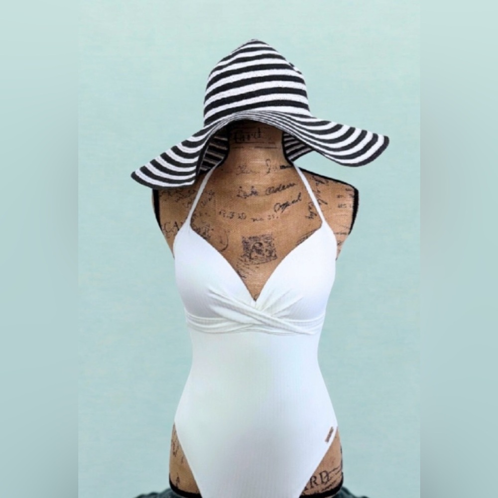 VINCE CAMUTO White One Piece Ribbed Swimsuit